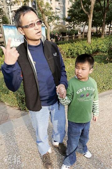 美孚居民楊先生表示，草地被踐踏時容易損壞，多外傭時又被坐至「光頭」，對於公園範圍內不准踏單車、打球，指公園內多小孩，而公園旁也有球場，同意相關限制。（何家達攝）