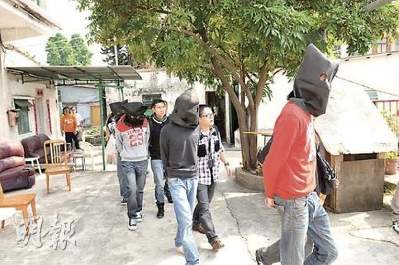 警方在元朗廈村新圍搗破毒品包裝中心，拘捕7名男子，部分有黑幫背景，年紀最小的只有17歲，全數帶返警署扣查。（林錫禮攝）警方在屋村內檢獲5.75公斤K仔，部分使用普洱和鐵觀音（圖）等茶葉包裝，以圖掩飾。（林錫禮攝）