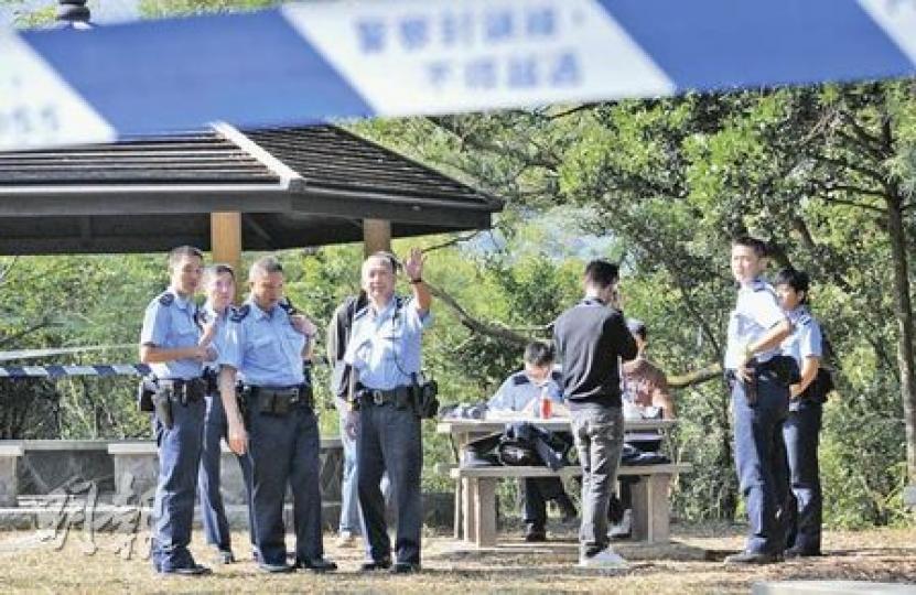 城門郊野公園一處山坡昨早發現一具赤裸女屍，大批警員在現場附近蒐證。（林錫禮攝）