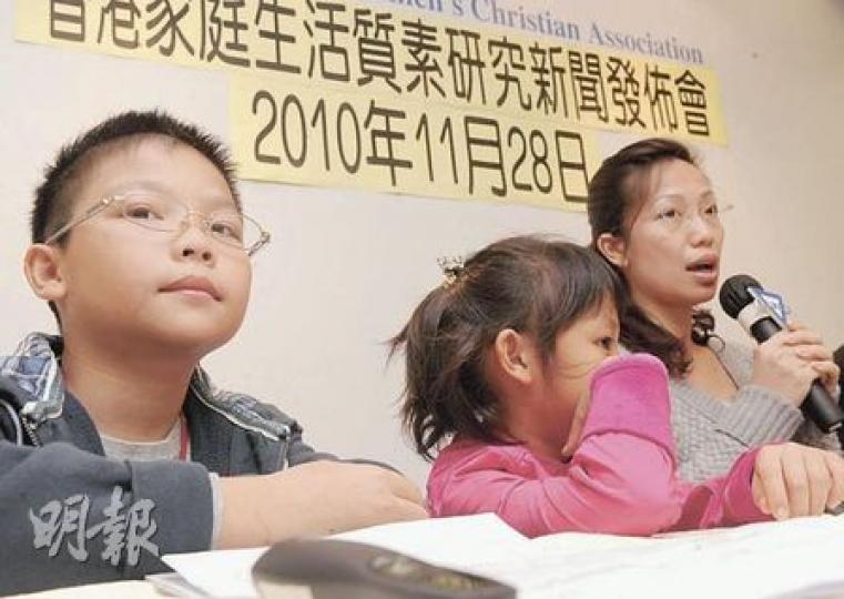 何太（右）表示，因女兒患過度活躍症和讀寫障礙，夫婦在子女管教問題上常有摩擦。其後丈夫抽更多時間和家人一起吃早餐，並陪子女走路上學，珍惜相聚時間，有助減少家庭摩擦。（劉焌陶攝）