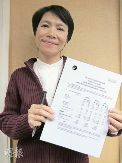鄭秀娟和一批家長組成關注組，促請英基停止增加15所資助中小學的學費，但在與英基管理層的會議中被拒絕，她展示英基財政報告，顯示每年盈餘約7000至9000萬元，無理由再加學費，她認為中產家長也難以負擔。（彭美芳攝）