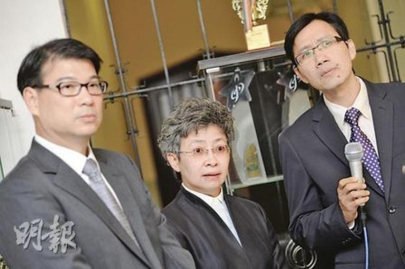 德望校監阮嫣玲修女（中）及署理校長周志洪（右）強調，投資股票只佔總儲備不多於兩成，該校轉為直資後從未申請增加學費，而教師和設備卻不斷增加，最終受惠的都是學生。家長教師會主席林泰榮（左）表示支持校方的解釋。（尹錦恩攝）