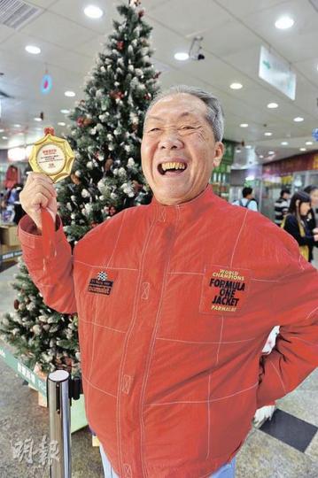唐炳光因瑞典嚴寒天氣而退出比賽，他表示為保健康，不覺可惜。手持香港區冠軍獎牌的他說︰「Ho！Ho！Ho！只要仍有機會扮聖誕老人，我就心滿意足。」（劉焌陶攝）