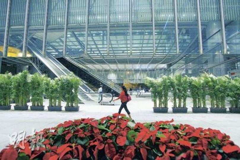 匯豐昨晚在總行地面擺出「盆栽陣」，疑不准市民逗留示威。有立法會議員質疑上址屬公共空間，匯豐自行禁止示威做法不妥。（林振東攝）
