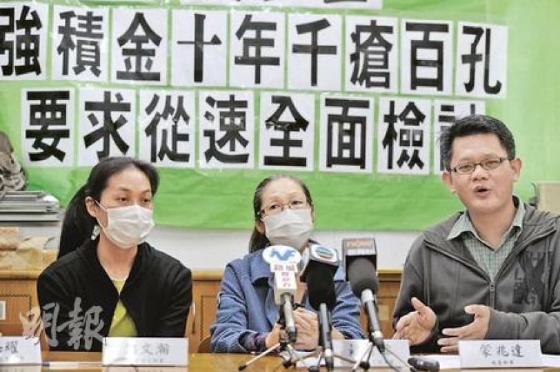 職工盟促請積金局提高行政費透明度及設立上限，統籌幹事蒙兆達（右）認為強積金實施10年來行政費用過高，要求積金局盡快全面檢討。（尹錦恩攝）