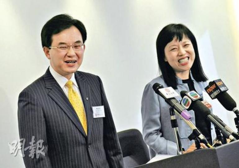 中銀香港企業銀行及金融機構副總經理陳文（左）表示，今日起將新增7間分行處理中行供股申請。右為香港中央證券登記董事總經理鍾絳紅。（葉漢華攝）