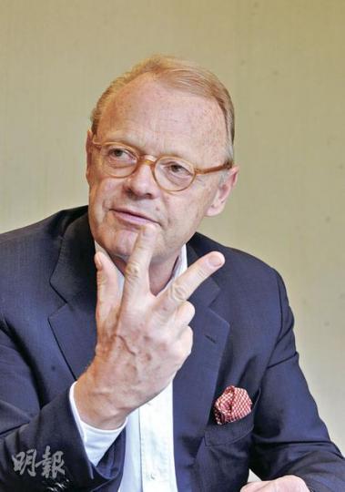 HERMES 行政總裁Patrick Thomas除了眼鏡，全身上下100%Hermes，他說，Hermes是品質的象徵，不是奢侈品，更不是潮流。熱賣的Kelly手袋是1930年代作品，Birkin手袋則設計於1983年。（劉焌陶攝）