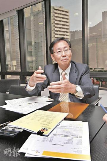 陳健波表示投資已變成興趣，「美國假期沒有股市交易時，我會不習慣」。投資不是聽人家的貼士，而是要做好功課。他每日會記錄投資組合賺蝕、買賣資料，作為投資參考。（李紹昌攝）