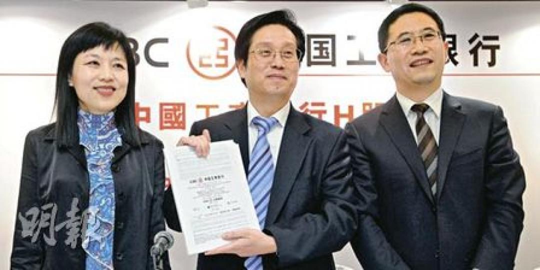 在港有近37萬名股東的工行今日開始加入供股「戰團」，中央證券登記董事總經理鍾絳紅（左）、「粉墨登場」的工行董事會秘書胡浩（中）及工行發言人謝泰峰齊齊會見傳媒，講解供股細節。（余俊亮攝）