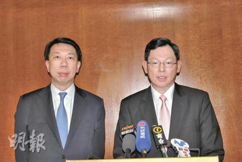 金管局總裁陳德霖（右）反駁指央視所提到的6500億元並非熱錢。（李家欣攝）