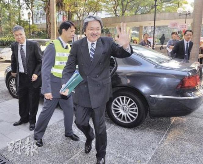 議員揶揄財政司長曾俊華「好得閒」、「英雄無用武之地」，因為在聯匯制度下，港府對「輸入通脹」等問題根本無計可施，曾俊華亦笑着回應說﹕「我會回去好好檢討自己的工作！」（劉焌陶攝）有基層市民及工會團體，昨在立法會門外要求財政司長曾俊華大幅增加商家利得稅。（劉焌陶攝）
