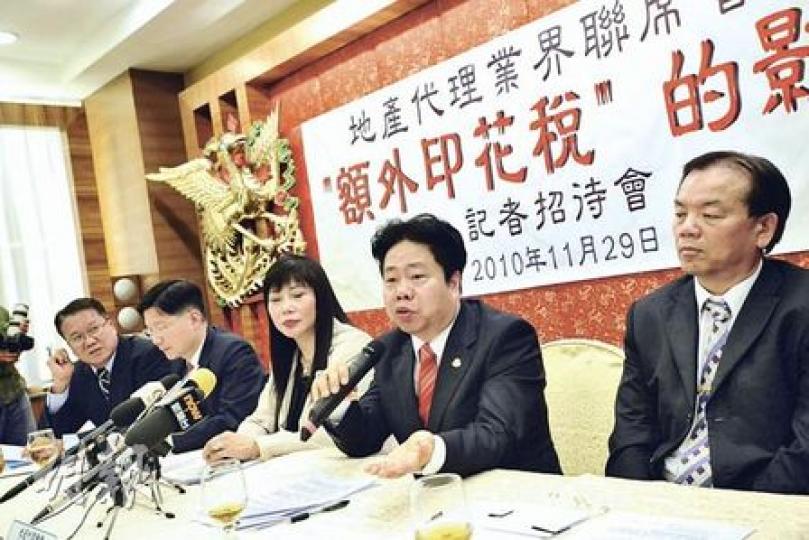 在昨天舉行的地產代理業界聯席會議上，與會的地產代理商總會主席朱建蘭（中）、地產代理聯會主席郭德亮（右二）等，均炮轟港府出招是「好心做壞事」，勢必殺錯良民。（葉漢華攝）