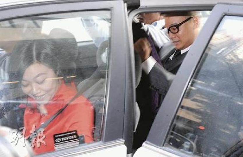 原坐在旁聽席支持丈夫馬浩輝的陳寶寶（前），在案件裁決中段疑「打定輸數」離開法庭，等待馬浩輝（後）處理罰款後一併乘車離去。（尹錦恩攝）記者出身的前執業大律師馬浩輝昨被裁定偷胸圍罪成，法庭相信入罪對他已是最大懲罰，輕判他罰款3000元。（尹錦恩攝）