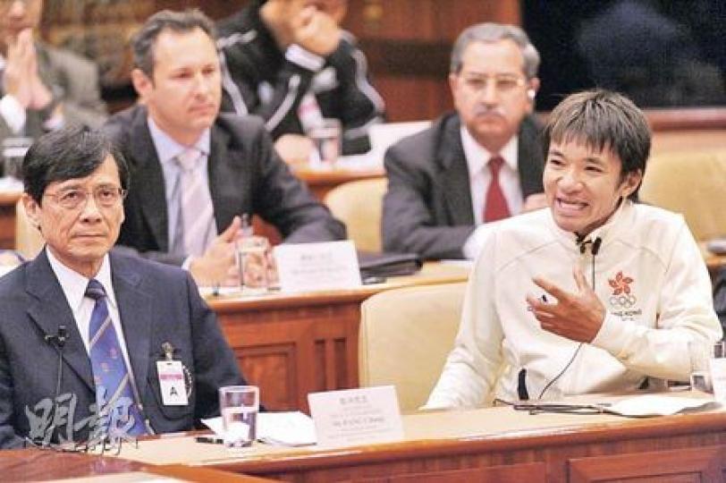 立法會民政事務委員會昨就是否申辦亞運舉行公聽會，單車運動員黃金寶（右）力陳申辦亞運的好處，更抱怨民建聯最先站出來反對申亞，令他奇怪和傷心。圖左為港協暨奧委會義務秘書長彭沖。（尹錦恩攝）民政局長曾德成昨說：「申亞並非為好大喜功或面子工程……若這些感覺是因我引起，我願意深刻反省！」（尹錦恩攝）