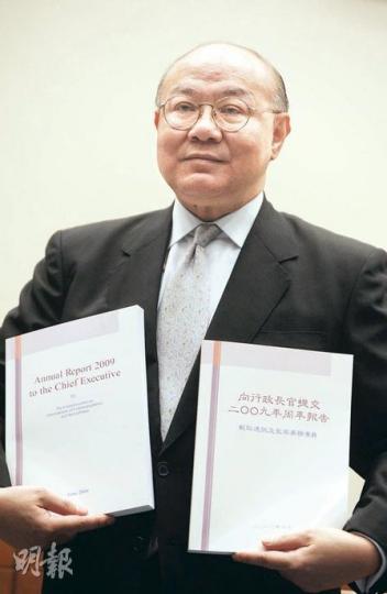 胡國興法官昨日公布《截取通訊及監察事務專員2009周年報告》時大為「收火」，去年點名狠批執法部門「囂張跋扈」的措辭已不復見，換上一副笑臉，稱對執法機關「整體感到滿意」。（朱永倫攝）
