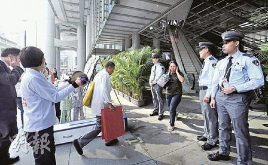 匯豐中環總行昨設「盆栽陣」配合保安員變相劃出禁止示威區，阻止在匯豐私人銀行投資了accumulator致損失慘重的內地示威者闖入，但示威者未有放棄，「退守」到禁區外後繼續以銅鑼和音響器材大播哀樂，實行噪音抗議，不少路過市民都要掩耳抵擋噪音。（余俊亮攝）