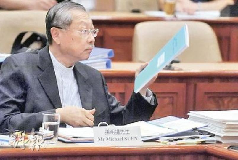 教育局長孫明揚昨出席立法會帳委會聆訊，承認過往監管有問題，部分問題是歷史遺留下來的問題，現正逐步解決。但針對個別學校的違規問題，他直認「無牙力」，曾數度要求對方糾正卻不獲理會。（劉焌陶攝）立會議員張文光以當年教育局以取消英基學校資助為手段，成功迫使英基學校改組校董會為例，批評教育局在監管直資問題上不是「無牙力」，而是「有牙無用力」。（劉焌陶攝）