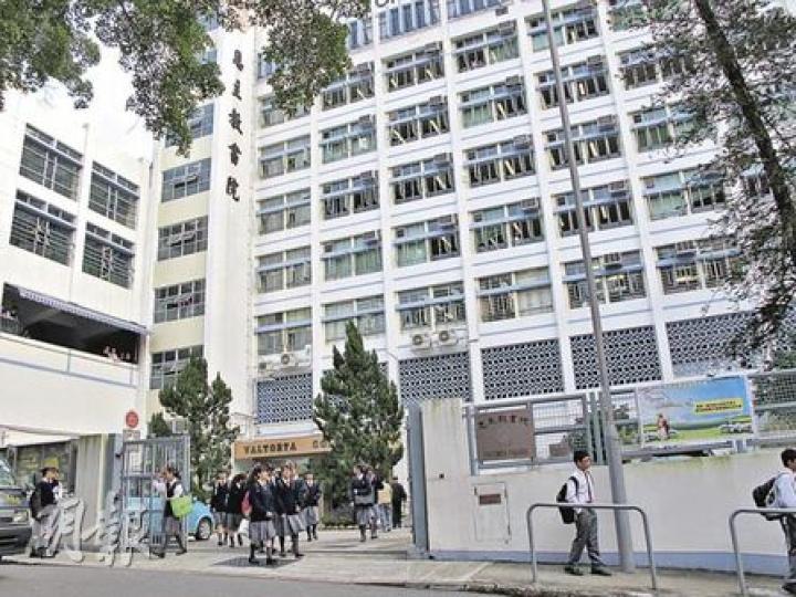 大埔恩主教書院一名中二男生，為博女同學垂青，向同學派錢逞威，引來全校嘩然。校方昨發聲明，表示已向學生作輔導，並要求其他學生不得再對外談論。（彭美芳攝）