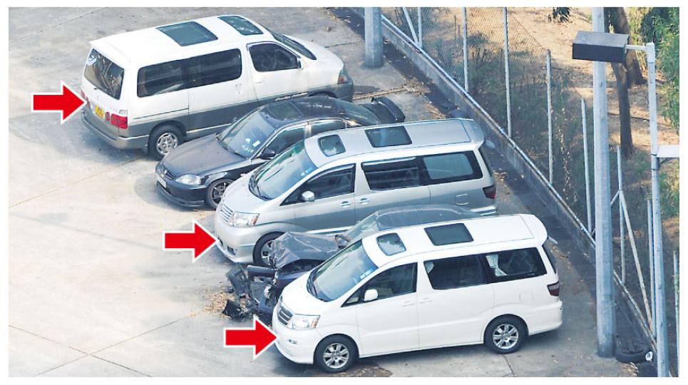 警方在渣甸山一間國際學校外截獲3輛七人車（箭嘴示），懷疑有人非法收費接載學童上學，汽車其後被拖至扣留中心。（林錫禮攝）渣甸山香港法國國際學校門外，逢上下課交通均非常擠塞（見圖）。（林錫禮攝）