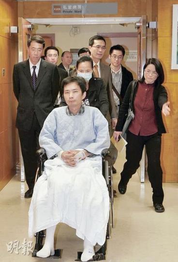 袁偉祥（圖）昨日由深切治療病房轉到普通病房，昨首度公開露面。他與太太都表示非常感激捐肝的許細文（圖2）。（李紹昌攝）