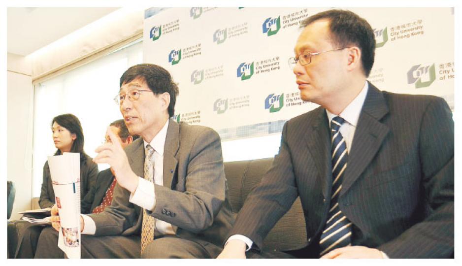 質保局昨公布城大《質素核證報告》，校長郭位（右二）表示接納報告建議，副校長林群聲（右一）指跟進各項報告建議，包括要求所有課程每5年外評1次、集中處理學生實習和海外交流等。（葉漢華攝）