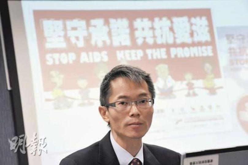 衛生防護中心公布今年第三季共接獲81宗愛滋病毒感染個案，中心顧問醫生（特別預防計劃）黃加慶提醒市民正確使用安全套以減低風險。（葉漢華攝）