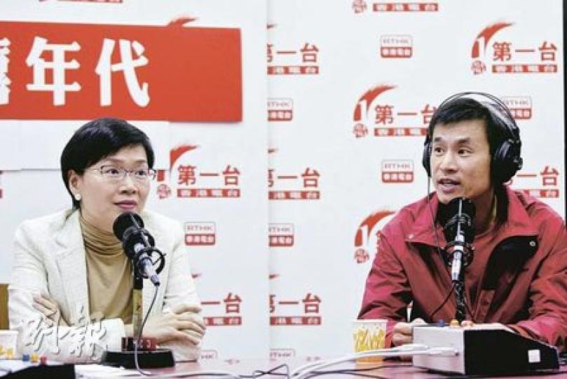 民政事務局副局長許曉暉（左）和亞運單車隊領隊洪松蔭（右）昨出席電台節目，支持香港申辦亞運，洪松蔭強調自願撐申亞，並非「被政府擺上枱」。（郭慶輝攝）（明報製圖）