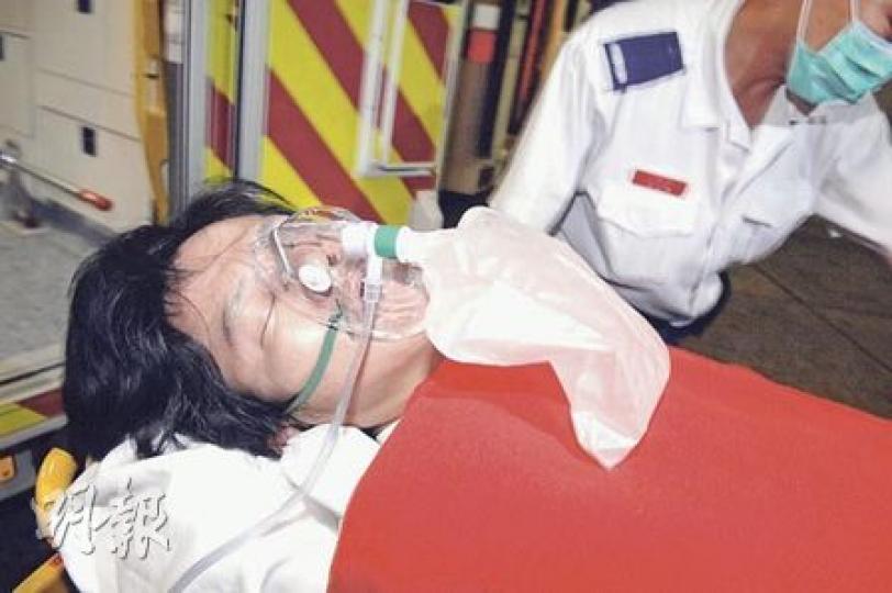 大角嘴夫婦燒炭自殺，男事主送院急救後無性命之虞。（衛永康攝）女事主因難耐痛苦呼救，結果驚動女兒，她送院時清醒。（衛永康攝）