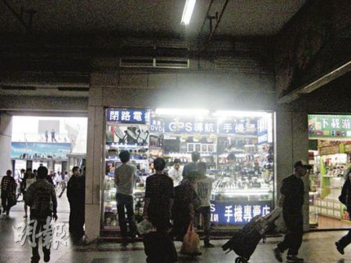 經過警方前日的掃蕩行動，羅湖口岸的士多店昨日仍照常營業，但沒有再進行兌換人民幣的生意。（明報記者攝）