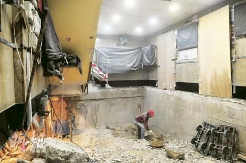 葵星中心A座電梯大堂地台因下陷而要修葺，日前工人鑿開地台後發現地台下是一個「四四正正」的2米深巨大「密室」。圖中右邊木板蓋着的地方，為3部升降機的位置，目前居民要繞過停車場登上上一層才可搭升降機。（張智超攝）