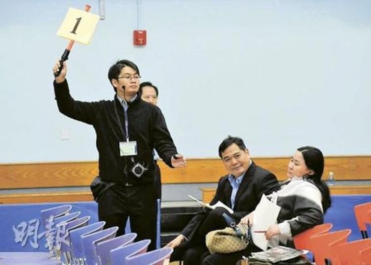 「雞仔餅大王」梁銳洪（右二）豪花近39萬，投得3個乾貨攤檔賣雞仔餅。他指需賣1.5萬斤才能打成平手。（葉漢華攝）