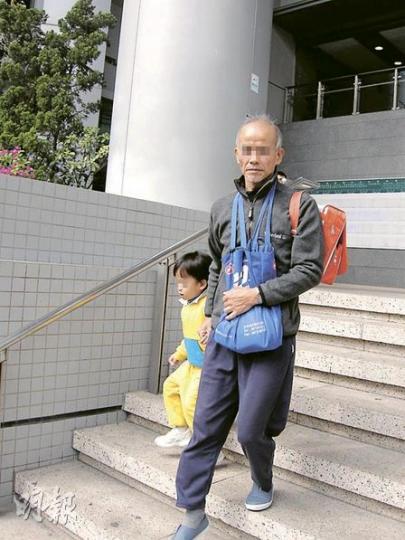 年逾六旬的黃姓被告昨帶同身穿校服的4歲幼子到庭應訊，他承認兩項襲擊兒童罪候判。（梁珮珊攝）