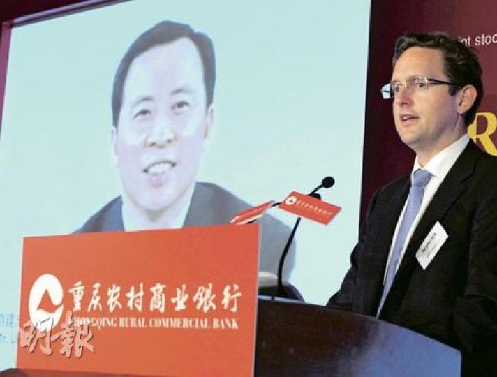 重農行董事長兼執行董事劉建忠（屏幕中）表示，該行完成H股上市後，2013年前毋須再融資。（劉焌陶攝）