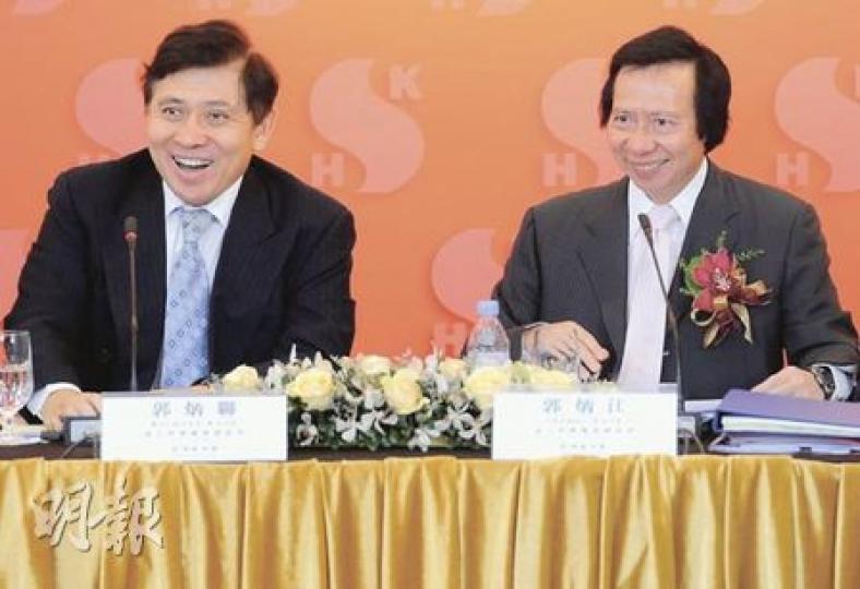 新地副主席郭炳聯（左）、郭炳江（右）昨日將大部分問題交由同事回答，其中郭炳聯一度欲親自回答，並稱﹕「至於（公司會否）以人民幣在港發債方面……都是Patrick（執董陳國威）答好一點。」引得哄堂大笑。（尹錦恩攝）新地代理執行董事周國賢（左）、雷霆（右）同樣指出，近期一、二手成交量都跌了，樓價亦回調。（尹錦恩攝）