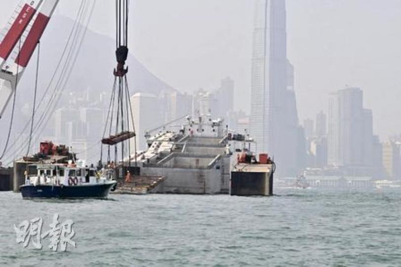 「重任1601」載有4件中巨型預製組件，昨早在港下潛卸貨，借助海水浮力減輕組件重量，由其他吊船、拖船拖往施工。（林錫禮攝）
