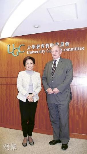 教資會主席史美倫（左）和高等教育檢討召集人Sir Colin Lucas（右）表示，希望八大院校在行政上加強合作，例如將學校診所一同外判、共同採購文具等，節省資源投放在教學和研究。（蕭輝浩攝）