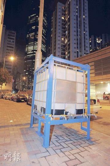 港島東多幢樓宇昨晚10時開始暫停供食水，水務署安排20多個大型水箱供水，至今日凌晨仍未見有市民排隊取水。（樊銳昌攝）