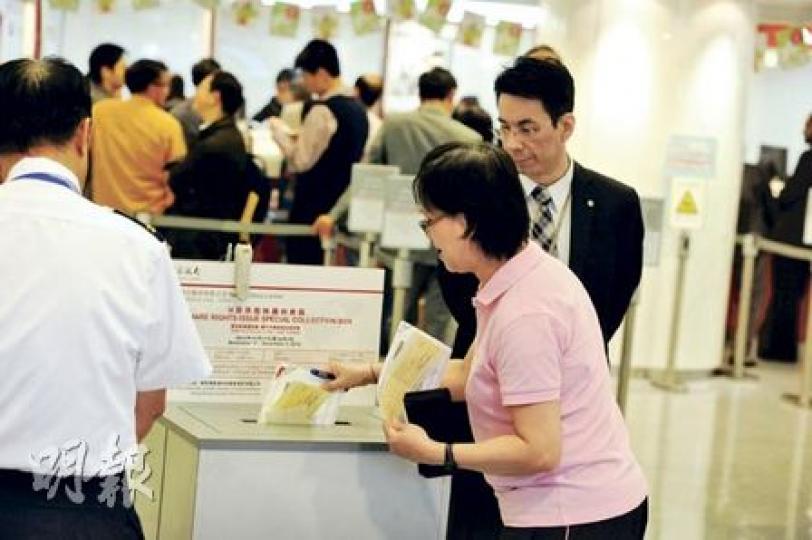 中行H股供股昨日截止，不少小股東趕及限期前提交申請，收票行中銀香港的職員表示，昨日中午12時至下午2時為小股東「入飛」高峰期。（尹錦恩攝）中行小股東李先生：「中行供股股份『抵供』，供股後會長期持有……本身亦持有工行股份，會考慮參與工行供股。」（尹錦恩攝）