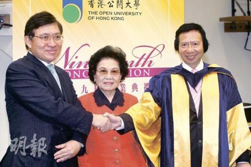 郭炳江（右）獲公開大學頒授榮譽工商管理博士學位，母親郭鄺肖卿同埋三弟郭炳聯（左）都有到場觀禮。（李紹昌攝）
