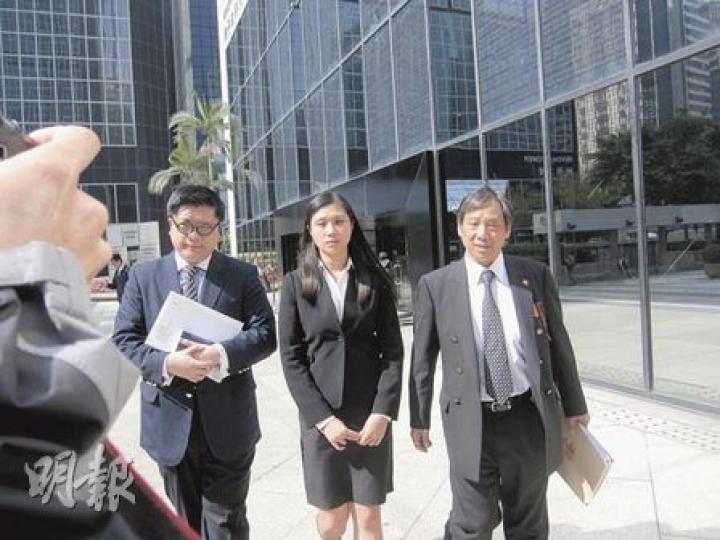 被指以性愛片段勒索72歲富商男友的陳學殷（中），昨日情緒不穩定，經常低頭飲泣。（黃景怡攝）