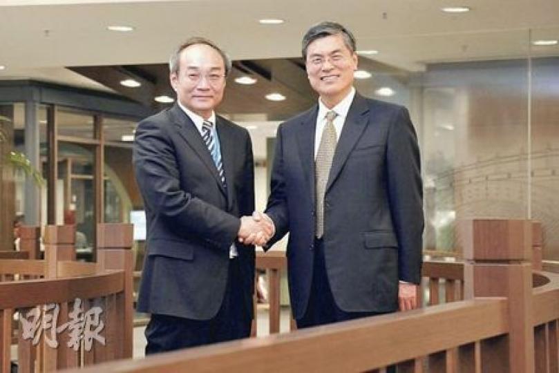 中國工程院常務副院長潘雲鶴（右）表示，兩岸四地會盡早緊密合作，令各地古代典藏透過數碼化儲存互相分享，承傳中國文化。台灣中央研究院副院長王汎森（左）亦認為，國際間分享文化令各地市民得益。（葉漢華攝）