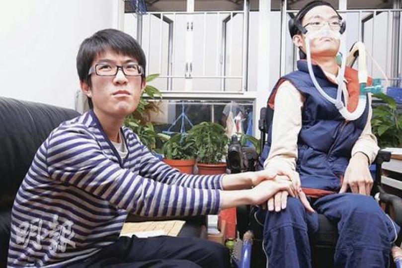 賴氏一家四口原本幸福快樂，但哥哥賴凱詠（右）在13歲突然發現天生患上罕有遺傳病龐貝氏症，其後弟弟賴家衛（左）亦「步其後塵」，令家庭頓生巨變。（李紹昌攝）