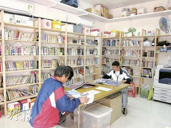 街工社區幹事王竣達在天晴邨內開辦迷你圖書館，吸引不少邨民來看報紙，亦有學生來借用電腦上網和看書。（姚國雄攝）還未當選議員，工聯會地區幹事鄧焯謙已在公共屋邨內掛起「成功爭取」的橫額，向居民展示「戰績」。（姚國雄攝）