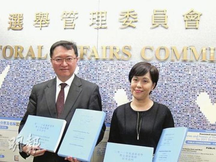 選管會昨公布明年區議會選舉的劃區建議，主席馮驊（左）表示有113個選區須重新劃界。（陳雪玲攝）