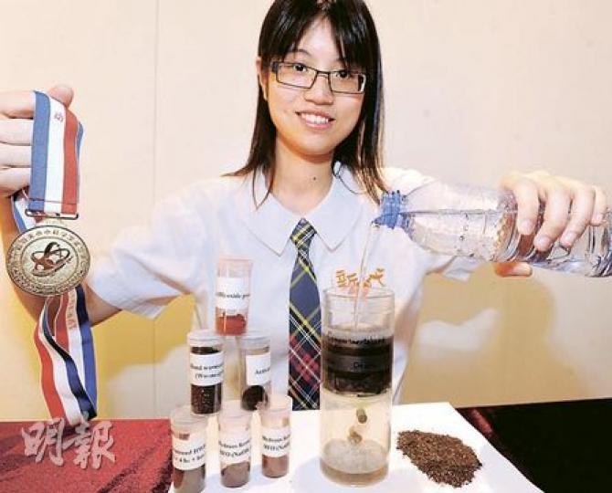 自小對化學物質感興趣的楊穎琪，由於一向「怕凍」，用過不少暖包，她發現暖包內的化學物有助過濾污水，只要把暖包物質分類，加一張過濾紙，污水中的重金屬可被吸收，令污水變食水。（尹錦恩攝）