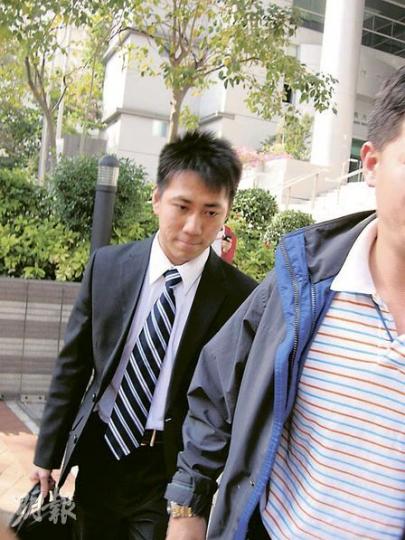 警員陳浩榮（圖）在09年參與卧底行動，喬裝成兼職侍應收集犯罪情報，昨日出庭頂證「盲亨」。（梁珮珊攝）「盲亨」詹昌盛昨日就聲稱三合會社團成員罪而受審，兒子詹家圖（左）與女親友（右）到庭旁聽。（梁珮珊攝）