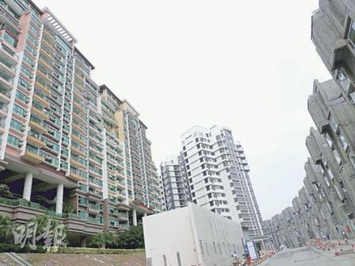愉景灣住宅80年代起落成,現時仍新建樓房。高座「翠廬」頂層(左)是呂子斌夫婦的住處,黑白色中座新樓(中)高度稍低一點,但與「翠廬」也差不多,與鄰座如同屏風,擋住翠廬住戶視線。(何偉畧攝) 愉景灣住宅80年代起落成,現時仍新建樓房。高座「翠廬」頂層(左)是呂子斌夫婦的住處,黑白色中座新樓(中)高度稍低一點,但與「翠廬」也差不多,與鄰座如同屏風,擋住翠廬住戶視線。(何偉畧攝)