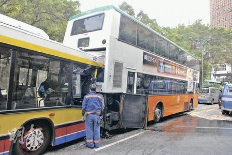 單層城巴疑收掣不及撞向新巴車尾,新巴被推前撞向客貨車,釀成3車相撞。(蘇偉明攝) 單層城巴疑收掣不及撞向新巴車尾,新巴被推前撞向客貨車,釀成3車相撞。(蘇偉明攝)