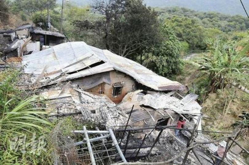 肇事4間寮屋以木板及鋅鐵等搭建,在火警中嚴重燒毁。(林錫禮攝) 肇事4間寮屋以木板及鋅鐵等搭建,在火警中嚴重燒毁。(林錫禮攝)