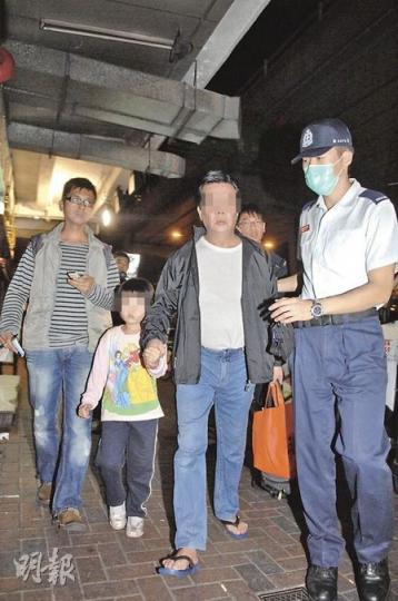 與同居女友揮刀相向的中年漢,送院時拖着年幼女兒,當時滿身酒氣,罵個不休。(衛永康攝)與同居男友大打出手的婦人報稱被打傷身體多處地方,事後送院檢驗。(衛永康攝)大角嘴傷人案中,一度被追斬的21歲青年(黑衣)事後隨警員返署助查。(衛永康攝) 與同居女友揮刀相向的中年漢,送院時拖着年幼女兒,當時滿身酒氣,罵個不休。(衛永康攝)與同居男友大打出手的婦人報稱被打傷身體多處地方,事後送院檢驗。(衛永康攝)大角嘴傷人案中,一度被追斬的21歲青年(黑衣)事後隨警員返署助查。(衛永康攝)